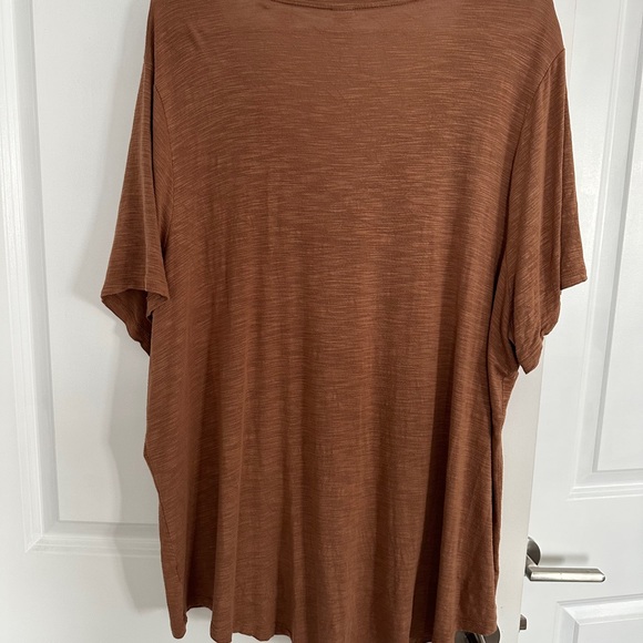 Old navy luxe tshirt - Picture 2 of 3